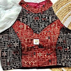 Puede incluir: Un top halter rojo y negro con cuello alto y dise&ntilde;o geom&eacute;trico. El top est&aacute; hecho de tela de algod&oacute;n y tiene una silueta ajustada.