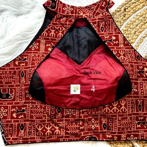Puede incluir: Top halter de color rojo y negro con estampado, con un escote en la espalda en forma de ojo de cerradura y un panel de malla negra. La parte posterior del top tiene el texto "Back View" y el n&uacute;mero "4".