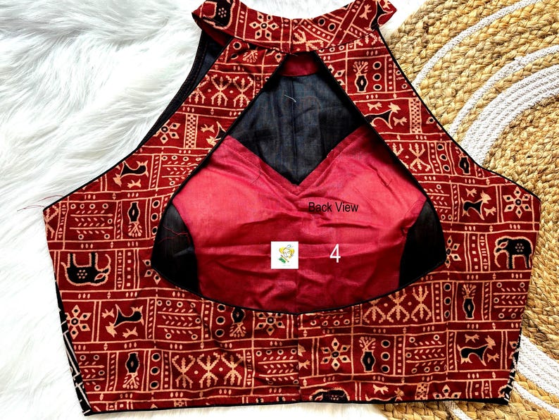 Puede incluir: Top halter de color rojo y negro con estampado, con un escote en la espalda en forma de ojo de cerradura y un panel de malla negra. La parte posterior del top tiene el texto "Back View" y el n&uacute;mero "4".