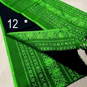 K&ouml;nnte beinhalten: Gr&uuml;ner Stoff mit aufwendigen Blumenmustern und einem kontrastierenden schwarzen Abschnitt. Der Stoff hat einen leuchtend gr&uuml;nen Rand und dekorative Elemente. Die Zahl "12" ist in Wei&szlig; sichtbar. Das Design deutet auf ein traditionelles Kleidungsst&uuml;ck oder einen Stoff hin.