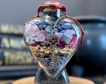 Frasco de hechizos de amor: Frasco de intenciones en forma de corazón con cristales y hierbas