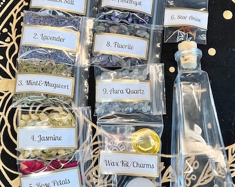 Peut inclure: Une collection de neuf petits sacs contenant diverses herbes, cristaux et autres ingrédients pour la magie. Les sacs sont étiquetés avec des numéros et des noms, tels que "Sel noir", "Lavande", "Améthyste" et "Quartz aura". Il y a également une bouteille en verre transparent avec un bouchon en liège et un petit kit de cire avec des charmes.