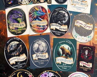 Op de afbeelding: Een verzameling van 15 ronde stickers met kleurrijke illustraties en tekst. De stickers tonen verschillende mythische wezens, dieren en magische drankjes. De tekst op de stickers bevat de namen van de wezens en drankjes, evenals de zin "Transformation Tonic".