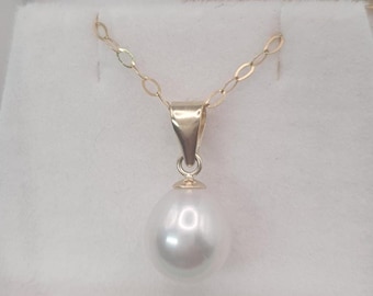 9 Karat natürlicher echter Perlenanhänger mit 9 Karat Gelbgoldkette, punziert.