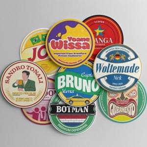 Könnte beinhalten: Eine Sammlung runder Untersetzer mit verschiedenen Designs und Texten. Die Untersetzer zeigen Namen wie "Yoane Wissa", "Bruno" und "Woltemade". Einige haben Illustrationen, darunter ein Taxi und eine Person, die ein Bier hält. Farben sind Gelb, Blau und Rot.