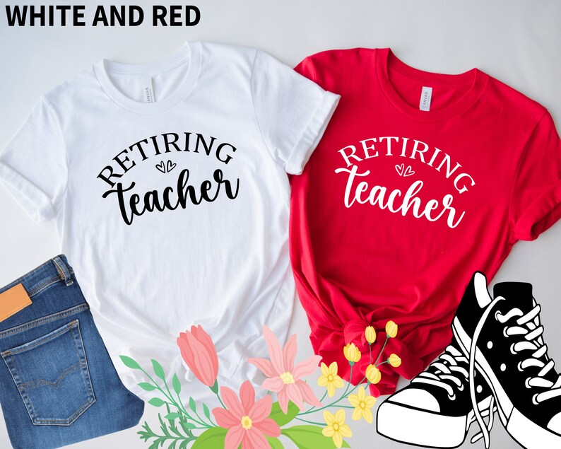 以下が含まれることがあります： 「Retiring Teacher」の文字が入った白と赤のTシャツ。白いシャツはブルージーンズとピンクの花と組み合わされています。黒と白のスニーカーが赤いシャツの隣にあります。「WHITE AND RED」の文字が上部にあります。
