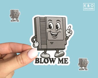 Autocollant pour cartouche de jeu Blow Me Retro 8 bits – Autocollant de jeu amusant en vinyle pour ordinateur portable, bouteille d'eau et fans de console