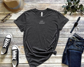OVER ACHIEVER / Overachiever / Centered / T-Shirt uomo / T-shirt donna / Divertente / Pantaloni Smarty / Slacker / Sarcastico