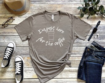 I'm Just Here For The Coffee / T-Shirt Unisex / Caffeina / Divertente / Rise & Grind / Stay Caffeinated / Sarcastico / Anti-Sociale