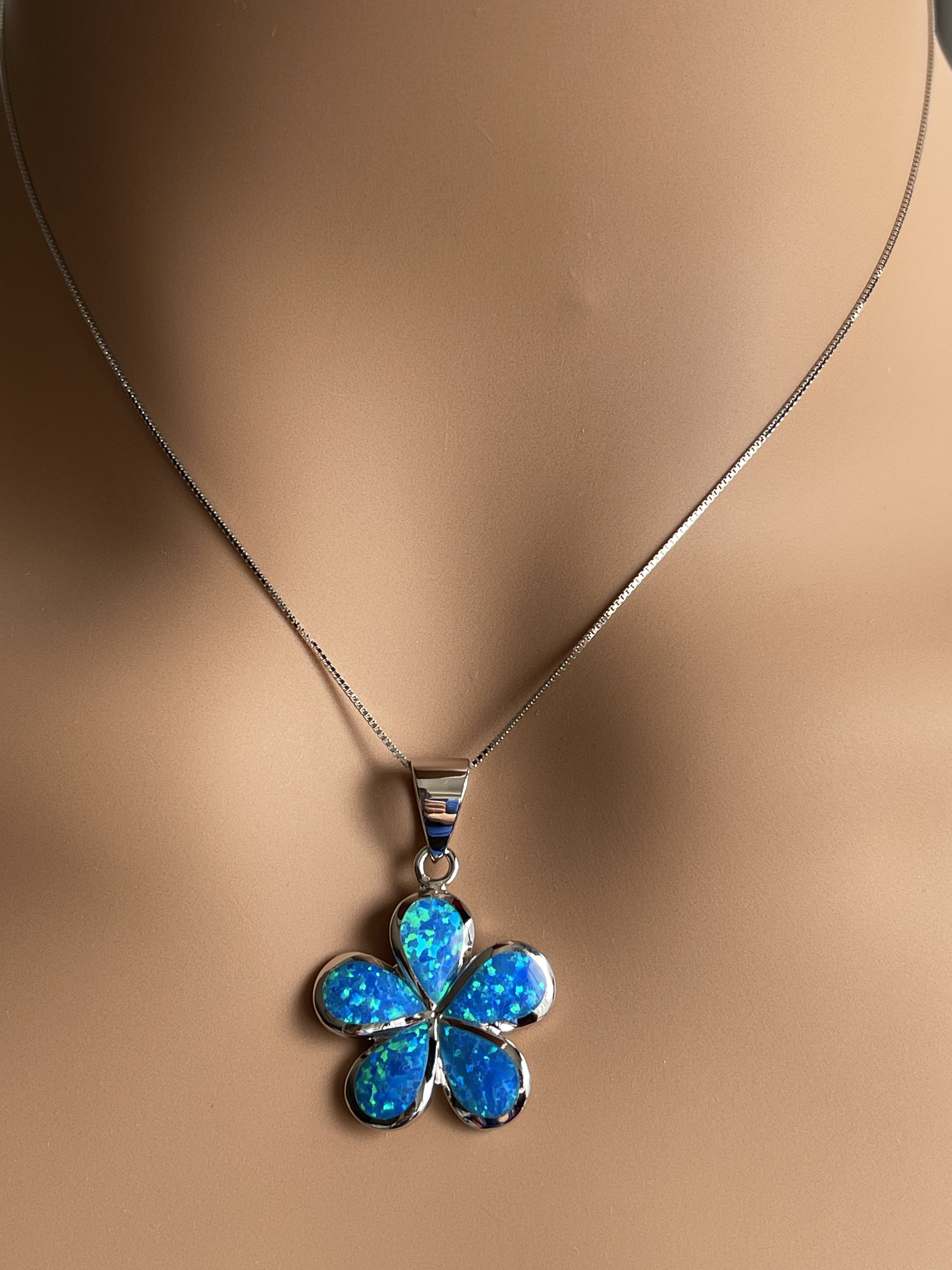 Collana con plumeria hawaiana e opale blu, ciondolo a forma di fiore in argento sterling 925, gioielli tropicali ispirati all'oceano. - Italia