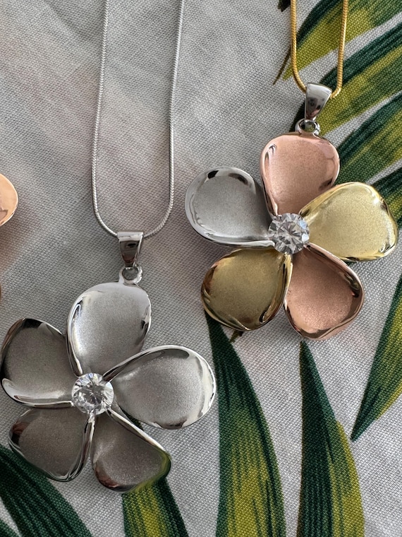 Collar Con Colgante De Plumeria De 15 Mm Y Circonita Cúbica De Plata Esterlina 925 Quilates De Estilo Hawaiano. - España