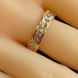 Bague de mariage empilable fabriquée à la main en or tricolore massif 14 carats, héritage hawaïen 5 mm Princess Plumeria Scroll