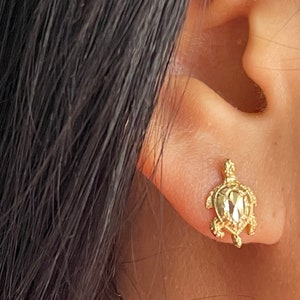 14 Karat Solid Yellow Hawaiian Sea Turtle Stud Earrings Diamond Cut