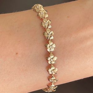 Total Weight 7.2 grams 14-Karat Solid Yellow Gold Hawaiian Heirloom 8mm Plumeria Flower With Cubic Zirconia Lei Link Bracelet 7 Inches