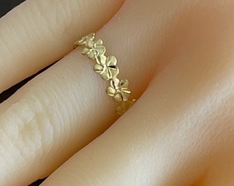 14 Karat Solid Yellow Gold Hawaiian Heirloom 5mm Plumeria Flowers Lei Ring Band Diamond Cut On The Edges Of Each Petal.