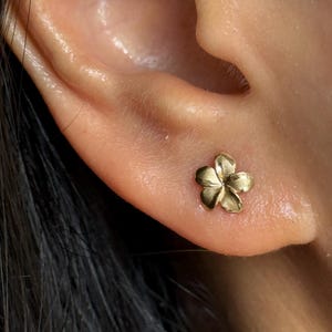Handcrafted 14 Karat Solid Yellow Gold Hawaiian 8mm Plumeria Flower Stud Earrings