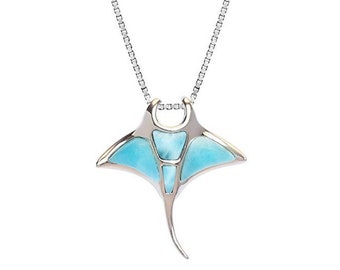 Puede incluir: Un collar de plata con un colgante de manta raya azul y plata. El colgante está hecho de nácar y tiene un diseño detallado.