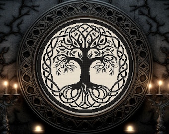 Puede incluir: Un diseño de árbol de la vida con nudos celtas en blanco y negro en un marco circular con un borde negro adornado. El marco está colocado sobre un fondo oscuro y texturizado.