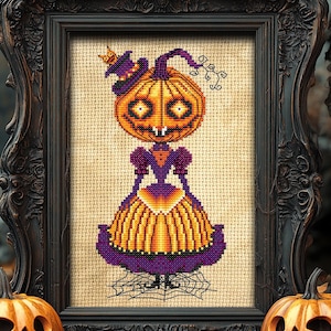Puede incluir: Un patrón de punto de cruz de una calabaza vestida con un vestido morado y naranja con una telaraña detrás. El patrón está enmarcado en un marco de madera oscura.