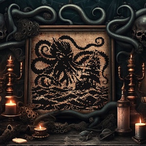 Könnte beinhalten: Ein gerahmtes Kreuzstichbild, das ein Schwarzweißbild eines Kraken zeigt, der ein Schiff angreift. Der Rahmen ist von dunkelgrünen Tentakeln und Schädeln umgeben. Auf einer dunklen Holzoberfläche stehen mehrere brennende Kerzen.