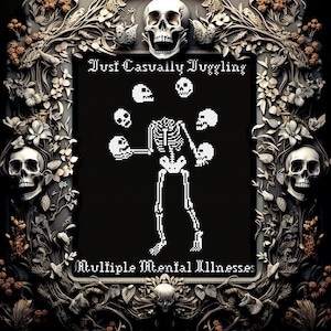Puede incluir: Una imagen de pixel art en blanco y negro de un esqueleto haciendo malabares con cráneos. La imagen está enmarcada en un marco oscuro adornado con detalles florales y cráneos. El texto "Just Casually Juggling Multiple Mental Illnesses" está escrito en una fuente gótica debajo del esqueleto.
