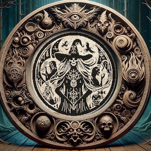 Puede incluir: Una detallada talla de madera circular con una imagen central en blanco y negro de una bruja. El marco exterior presenta dise&ntilde;os intrincados, incluyendo calaveras, ojos y otros s&iacute;mbolos m&iacute;sticos. El fondo muestra un bosque oscuro.