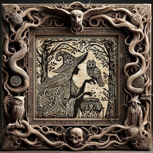 Puede incluir: Una obra de arte en punto de cruz enmarcada que presenta una bruja con un b&uacute;ho, un caldero y una escena de bosque. El marco est&aacute; intrincadamente tallado con b&uacute;hos, una serpiente, una calavera y otros elementos m&iacute;sticos. La obra es en blanco y negro.