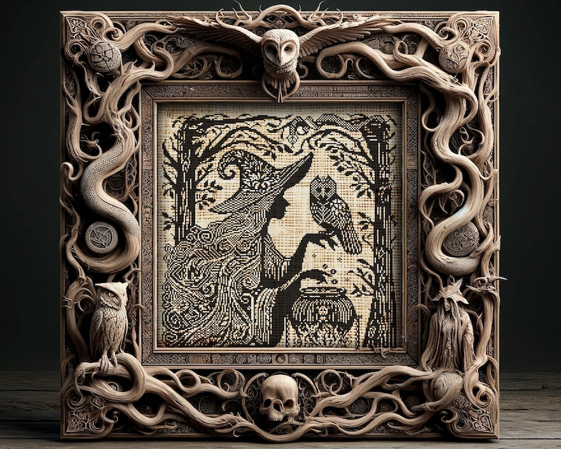 Puede incluir: Una obra de arte en punto de cruz enmarcada que presenta una bruja con un b&uacute;ho, un caldero y una escena de bosque. El marco est&aacute; intrincadamente tallado con b&uacute;hos, una serpiente, una calavera y otros elementos m&iacute;sticos. La obra es en blanco y negro.