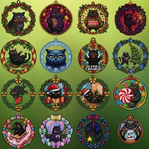 Op de afbeelding: Een verzameling gepixelde kerstballen met zwarte katten in verschillende feestelijke sc&egrave;nes. Sommige ballen bevatten tekst zoals "Meowy Xmas" en "Xmas Carnage". Elke bal is rond met een decoratieve rand.