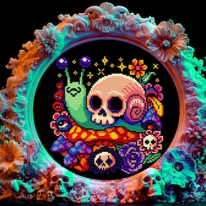 Puede incluir: Un dise&ntilde;o de punto de cruz con una calavera con una concha de caracol, rodeada de flores y setas, enmarcado en un marco decorativo. El marco es blanco con detalles en naranja y verde, y el fondo es negro. Tema g&oacute;tico.