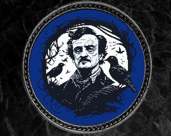 Puede incluir: Un bordado de punto de cruz en blanco y negro de Edgar Allan Poe con un cuervo posado en su hombro. El bordado está enmarcado en un marco circular plateado con fondo azul.