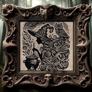 Puede incluir: Un bordado enmarcado que representa a una bruja con un caldero, un b&uacute;ho y detalles arremolinados. El dise&ntilde;o en blanco y negro est&aacute; enmarcado en un marco de madera marr&oacute;n ornamentado, con una calavera en la parte inferior y un b&uacute;ho en la parte superior.