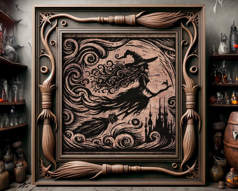 Puede incluir: Una obra de arte enmarcada que presenta una silueta negra de una bruja volando en una escoba contra un fondo arremolinado. El marco est&aacute; tallado intrincadamente con dise&ntilde;os de escobas y elementos decorativos, creando un tema de Halloween.