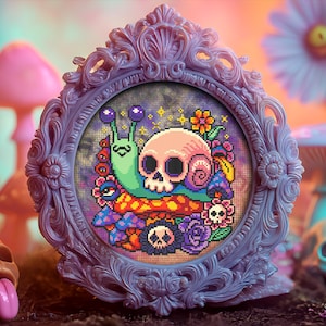 Puede incluir: Un dise&ntilde;o de punto de cruz enmarcado con una calavera con una concha de caracol, rodeada de flores y setas. El marco es ornamentado y de color lavanda. El dise&ntilde;o es colorido con tonos rosas, verdes, azules y naranjas. El tema general es g&oacute;tico y caprichoso.
