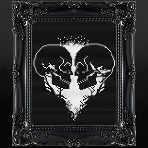 Puede incluir: Bordado de punto de cruz en blanco y negro de dos calaveras en forma de corazón, enmarcado en un marco negro adornado.