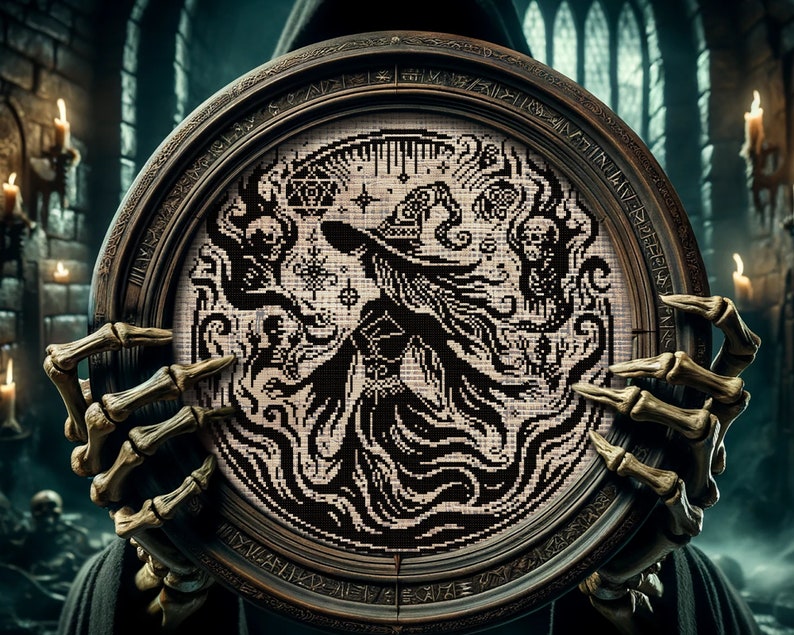 Puede incluir: Un dise&ntilde;o de punto de cruz redondo y enmarcado que presenta una bruja con cabello suelto y un sombrero puntiagudo, rodeada de patrones arremolinados y calaveras. El marco es sostenido por una mano esquel&eacute;tica, sobre un fondo g&oacute;tico oscuro.