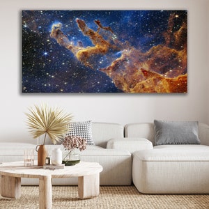 K&ouml;nnte beinhalten: Ein lebendiger, abstrakter Weltraumnebel mit wirbelnden Wolken in Orange, Gelb und Rot vor einem dunkelblauen Hintergrund, der mit Sternen &uuml;bers&auml;t ist.