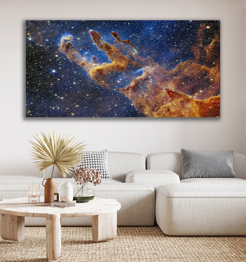 K&ouml;nnte beinhalten: Ein lebendiger, abstrakter Weltraumnebel mit wirbelnden Wolken in Orange, Gelb und Rot vor einem dunkelblauen Hintergrund, der mit Sternen &uuml;bers&auml;t ist.