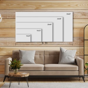K&ouml;nnte beinhalten: Ein Mockup eines Leinwanddrucks in verschiedenen Gr&ouml;&szlig;en, das an einer Wand in einem Wohnzimmer-Setting gezeigt wird. Der Druck wird in 25x51, 41x81, 51x102, 61x122 und 76x170 cm gezeigt.