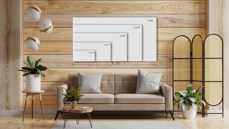 K&ouml;nnte beinhalten: Ein Mockup eines Leinwanddrucks in verschiedenen Gr&ouml;&szlig;en, das an einer Wand in einem Wohnzimmer-Setting gezeigt wird. Der Druck wird in 25x51, 41x81, 51x102, 61x122 und 76x170 cm gezeigt.