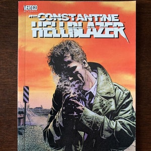 Op de afbeelding: Een comicboekomslag met John Constantine, een man met donker haar en een trenchcoat, die een sigaret rookt. De omslag is getiteld "Constantine: Life After Hellblazer" en heeft een rode, oranje en gele zonsondergang als achtergrond.