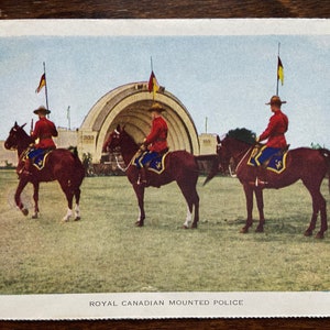Vintage RCMP Real Policía Montada de Canadá POSTAL Folkard 1952 Canadá