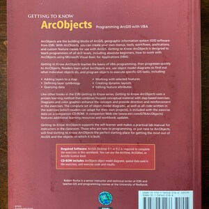Peut inclure: Couverture du livre "Getting to Know ArcObjects: Programming ArcGIS with VBA" de Robert Burke. La couverture pr&eacute;sente un globe bleu et blanc avec le logo ESRI Press. Le livre enseigne aux programmeurs comment travailler avec ArcObjects en utilisant Microsoft Visual Basic for Applications (VBA).