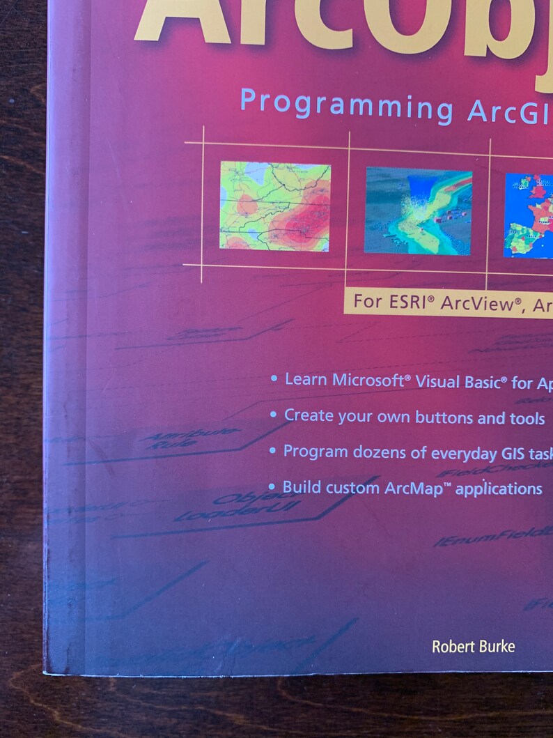Peut inclure: Couverture du livre "Programming ArcGis" avec un fond rouge et un titre en texte blanc. La couverture pr&eacute;sente trois images de cartes avec diff&eacute;rentes gammes de couleurs. Le livre est destin&eacute; &agrave; ESRI ArcView et ArcGIS. La couverture du livre pr&eacute;sente &eacute;galement quatre puces d&eacute;crivant le contenu du livre&nbsp;: Apprendre Microsoft Visual Basic for Applications, Cr&eacute;er vos propres boutons et outils, Programmer des dizaines de t&acirc;ches SIG quotidiennes et Cr&eacute;er des applications ArcMap personnalis&eacute;es. Le nom de l'auteur, Robert Burke, est imprim&eacute; en bas de la couverture.