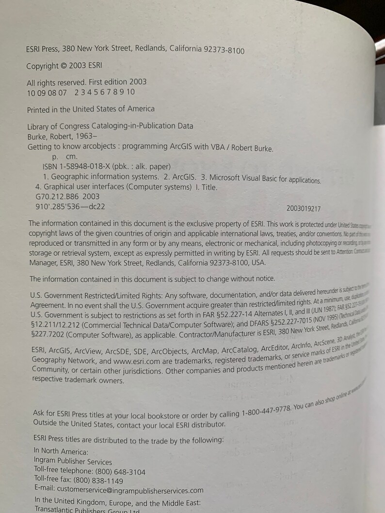 Peut inclure: Une page du livre intitul&eacute; "Getting to know arcobjects: programming ArcGIS with VBA" de Robert Burke. Le livre a &eacute;t&eacute; publi&eacute; en 2003 par ESRI Press. Les informations sur les droits d'auteur, l'ISBN et les donn&eacute;es de catalogage de la Library of Congress sont incluses.