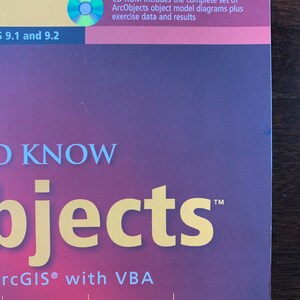 Peut inclure: Une couverture de livre avec le titre "O KNOW objects" en grandes lettres jaunes. Le sous-titre est "ArcGIS&reg; with VBA". La couverture est de couleur violet fonc&eacute; avec un CD-ROM inclus. Le texte sur la couverture indique "CD-ROM includes the complete set of ArcObjects object model diagrams plus exercise data and results".