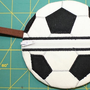 Soccer Pouch with zipper (In-the-Hoop)