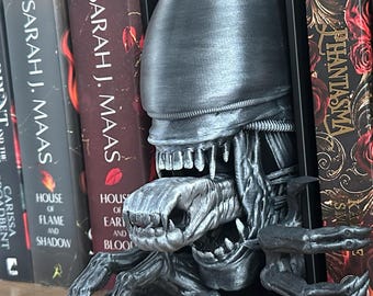 Alien Xenomorph Book Nook: 3D Printed Sci-Fi Horror Bookshelf Insert