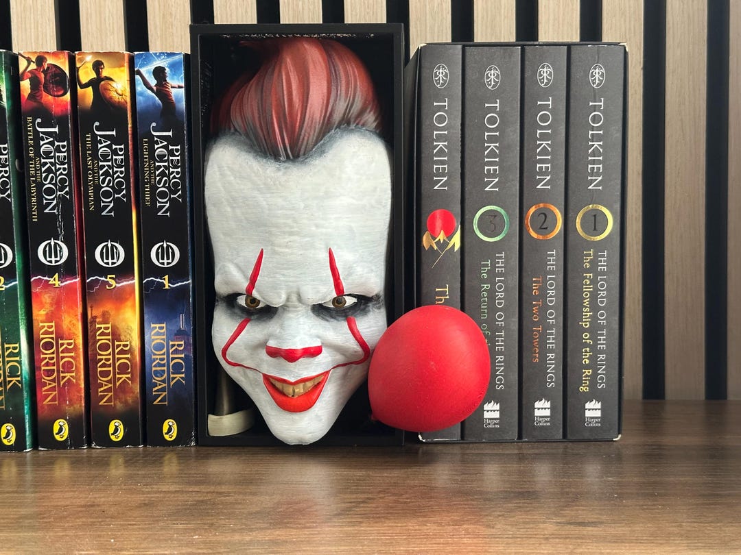 THE PENNY WISE ブックシェルフ Pennywise Book Nook – IT Inspired Bookshelf, Horror Decor for