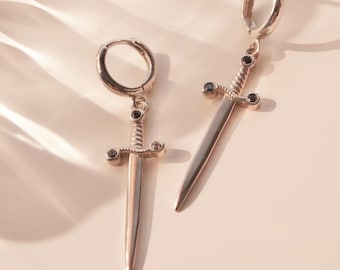 Boucles d'oreilles créoles épée - élégance gothique et médiévale, bijoux épée, bijoux gothiques, boucles d'oreilles lame, bijoux médiévaux